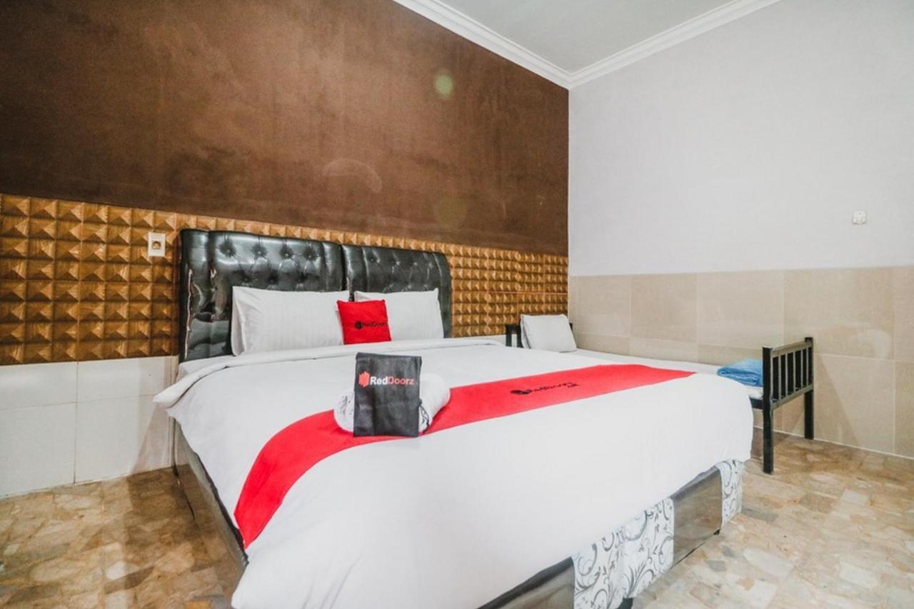 Albergue Reddoorz Near Millennium Ict Center Medan Exterior foto
